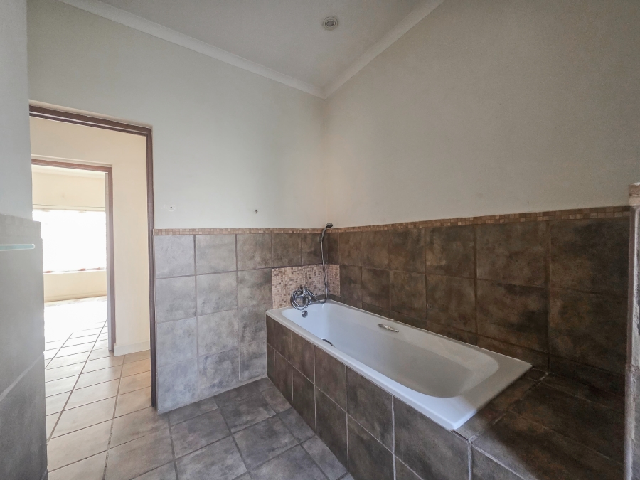 To Let 3 Bedroom Property for Rent in Meerhof North West